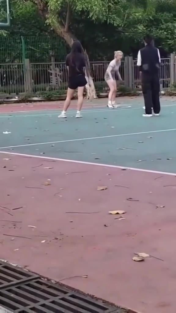上來(lái)就背打女生的男人，真的活該沒(méi)有女朋友啊