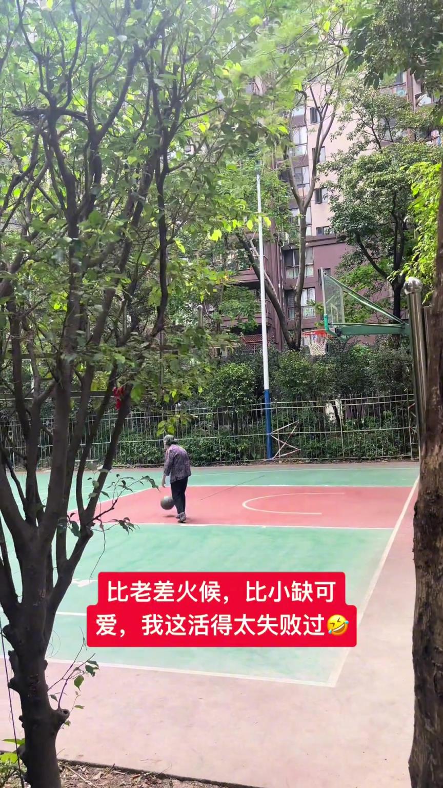 這阿婆單手一投一個準，姜還是老的辣