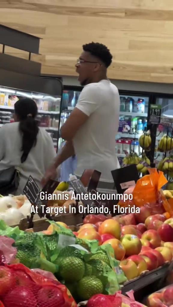 好男人?。∽帜父缭趭W蘭多度假 陪妻子一起逛超市