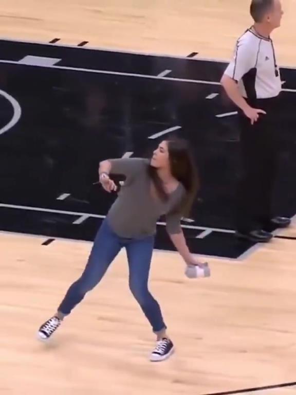 不愧是美國女籃主力，普拉姆的力量太嚇人了