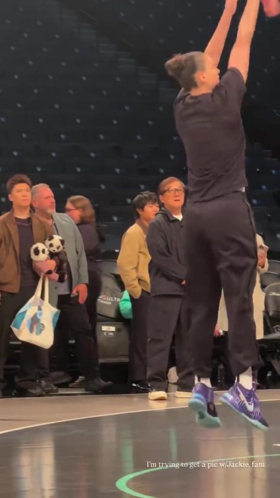 71歲成龍現(xiàn)身巴克萊中心看女籃比賽：她們投籃怎么那么準！??！