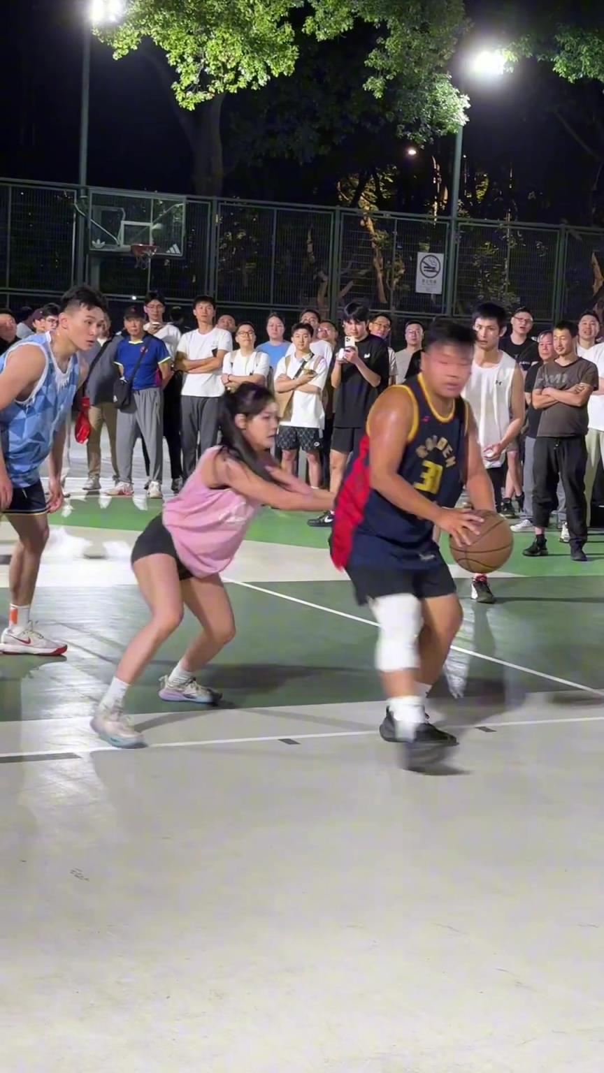 這哥們看見防自己的是女生，一個(gè)勁背打，球也不傳了